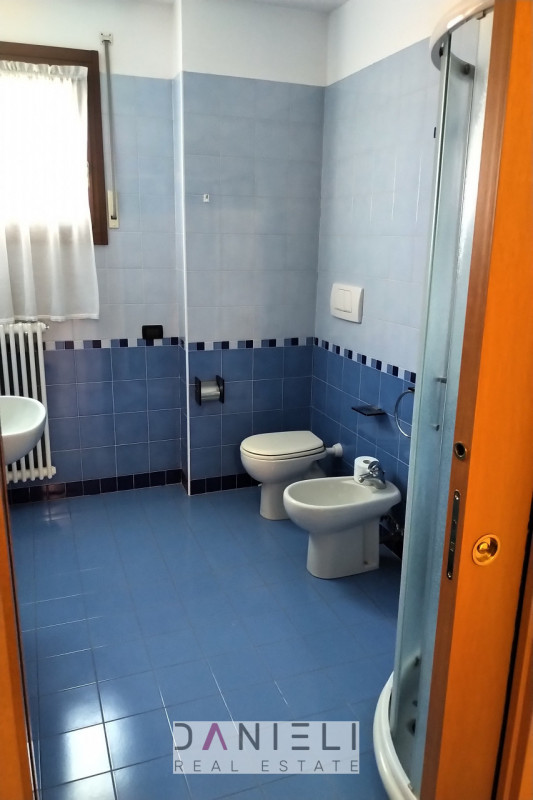 Arzignano: in centro storico disponiamo di spaziosissimo tricamere sito al piano primo di referen...