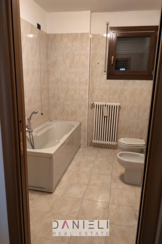 Arzignano: in centro storico disponiamo di spaziosissimo tricamere sito al piano primo di referen...