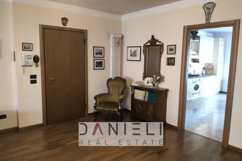 Arzignano: in centro storico disponiamo di spaziosissimo tricamere sito al piano primo di referen...