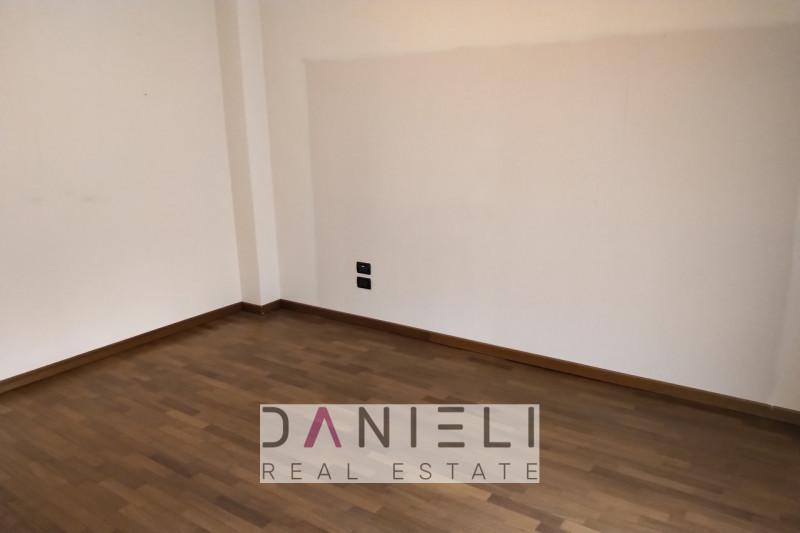 Arzignano: in centro storico disponiamo di spaziosissimo tricamere sito al piano primo di referen...