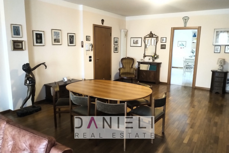 Arzignano: in centro storico disponiamo di spaziosissimo tricamere sito al piano primo di referen...