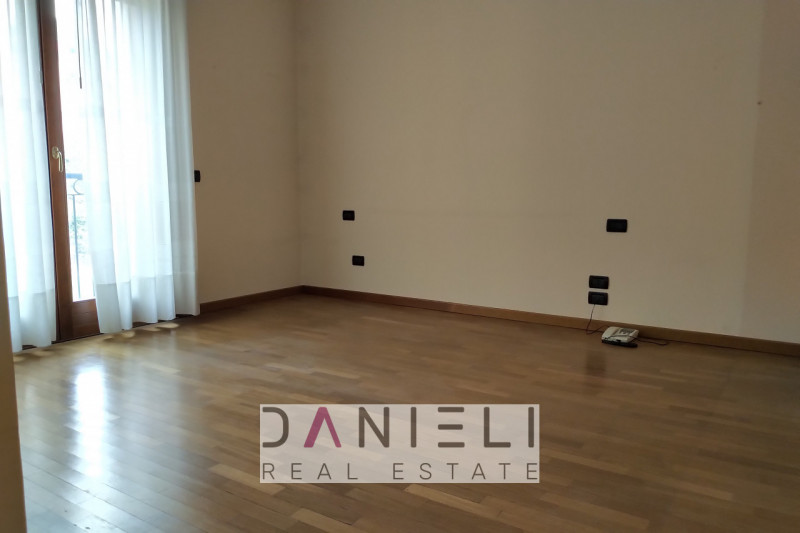 Arzignano: in centro storico disponiamo di spaziosissimo tricamere sito al piano primo di referen...