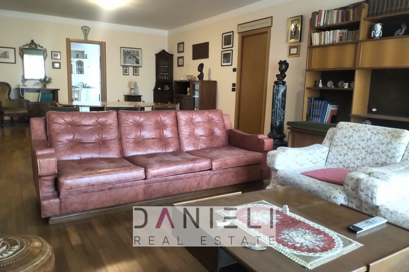 Arzignano: in centro storico disponiamo di spaziosissimo tricamere sito al piano primo di referen...