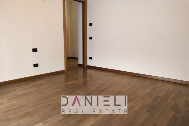 Arzignano: in centro storico disponiamo di spaziosissimo tricamere sito al piano primo di referen...