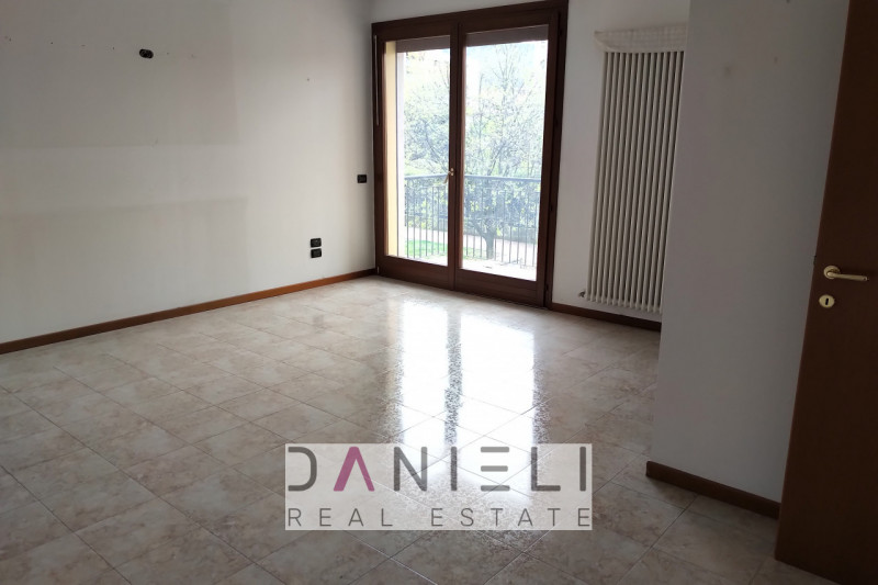 Arzignano: in centro storico disponiamo di spaziosissimo tricamere sito al piano primo di referen...