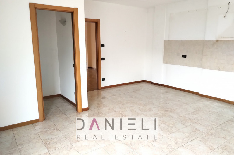 Arzignano: in centro storico disponiamo di spaziosissimo tricamere sito al piano primo di referen...