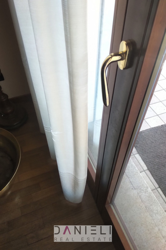 Arzignano: in centro storico disponiamo di spaziosissimo tricamere sito al piano primo di referen...