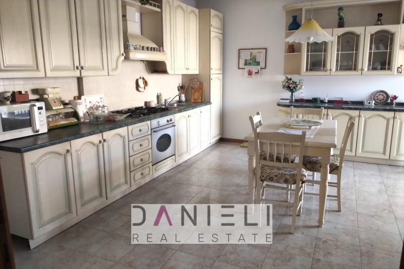 Arzignano: in centro storico disponiamo di spaziosissimo tricamere sito al piano primo di referen...