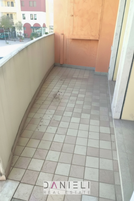 Arzignano: in centro storico disponiamo di spaziosissimo tricamere sito al piano primo di referen...