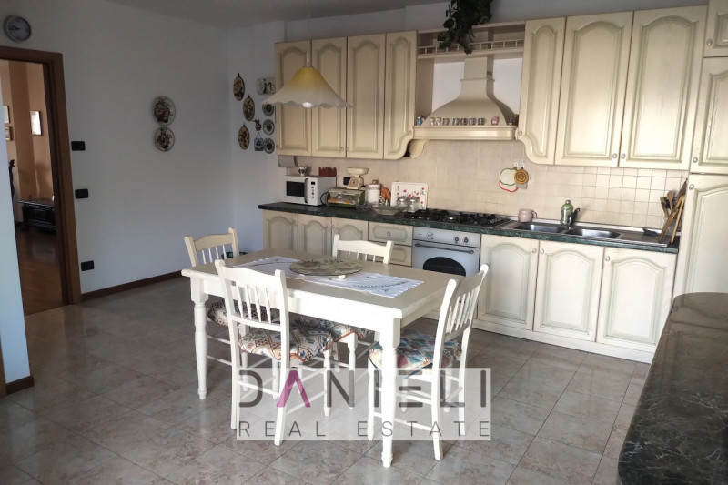 Arzignano: in centro storico disponiamo di spaziosissimo tricamere sito al piano primo di referen...