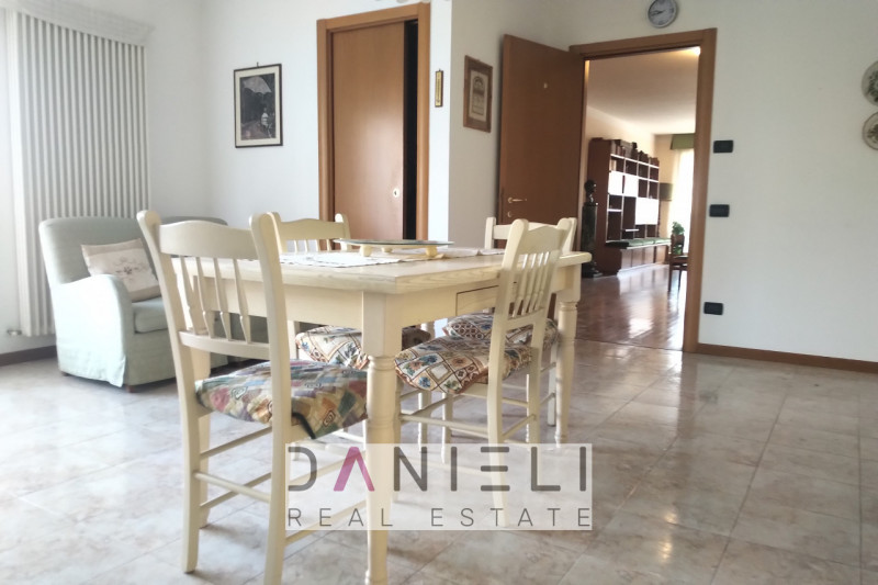 Arzignano: in centro storico disponiamo di spaziosissimo tricamere sito al piano primo di referen...