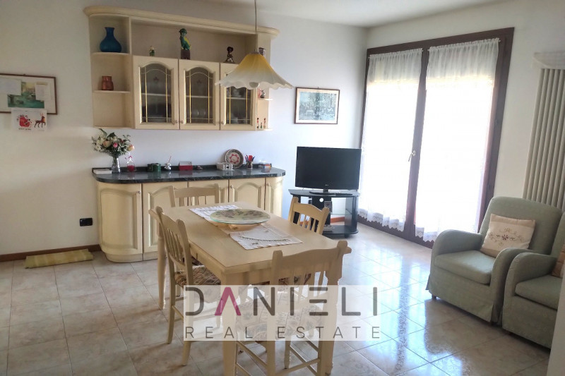 Arzignano: in centro storico disponiamo di spaziosissimo tricamere sito al piano primo di referen...