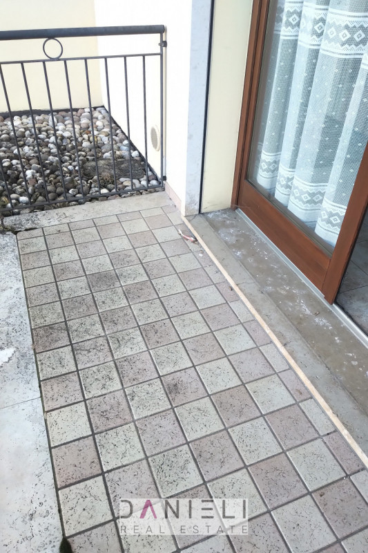 Arzignano: in centro storico disponiamo di spaziosissimo tricamere sito al piano primo di referen...