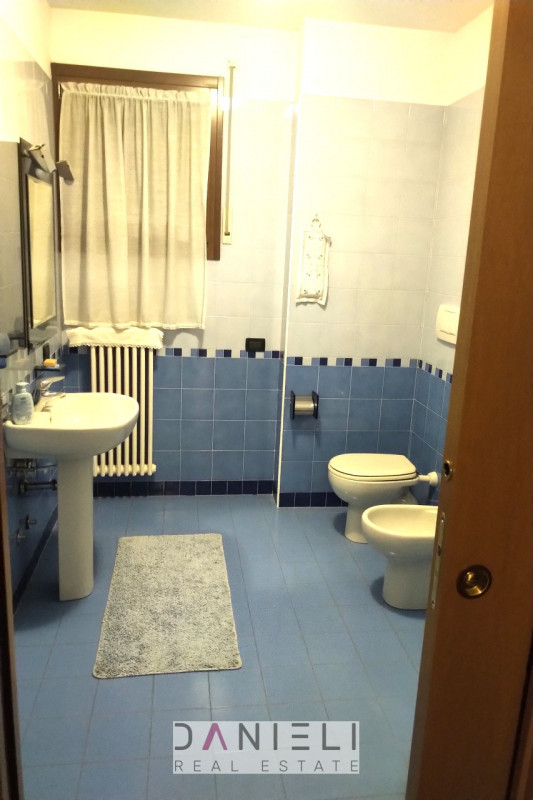 Arzignano: in centro storico disponiamo di spaziosissimo tricamere sito al piano primo di referen...