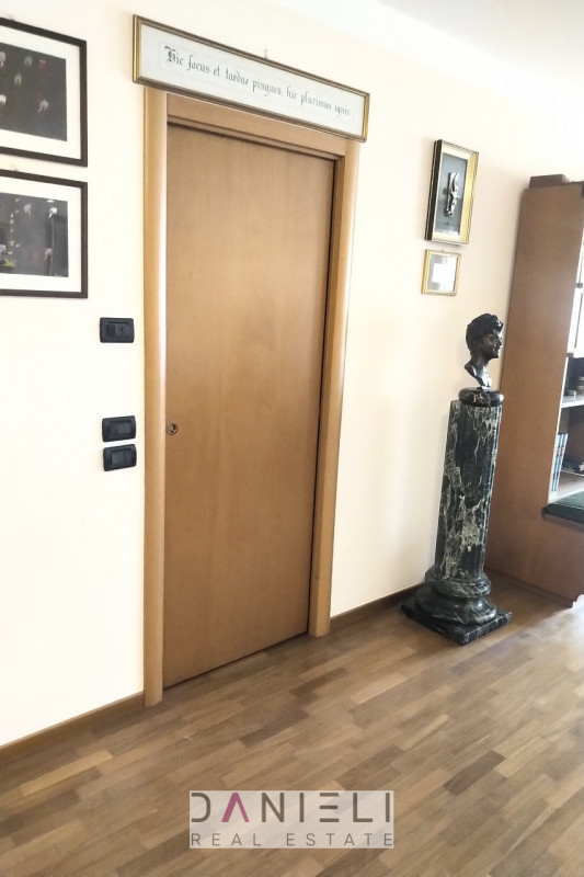 Arzignano: in centro storico disponiamo di spaziosissimo tricamere sito al piano primo di referen...