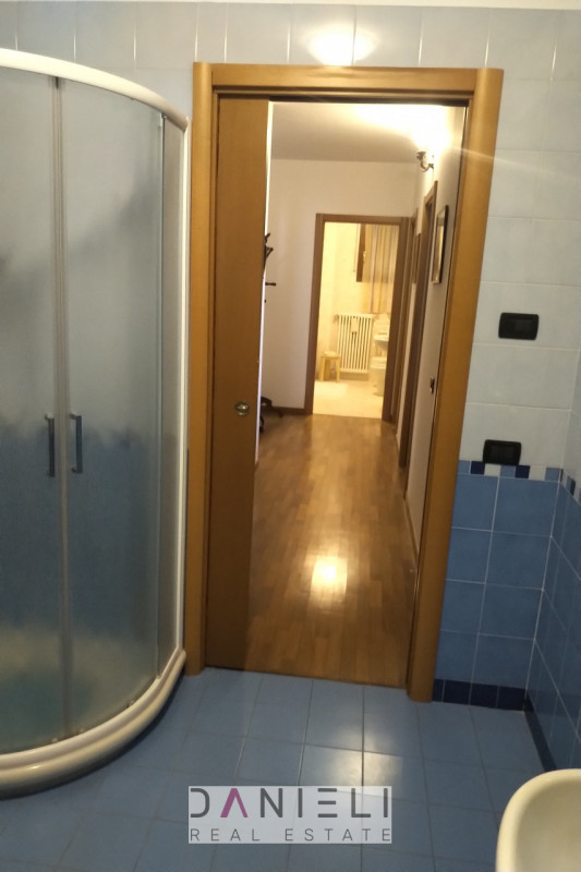 Arzignano: in centro storico disponiamo di spaziosissimo tricamere sito al piano primo di referen...