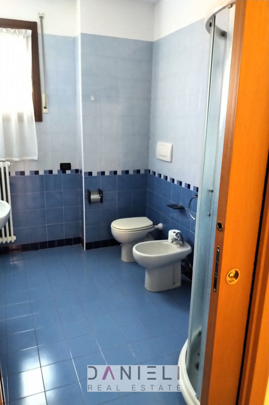 Arzignano: in centro storico disponiamo di spaziosissimo tricamere sito al piano primo di referen...