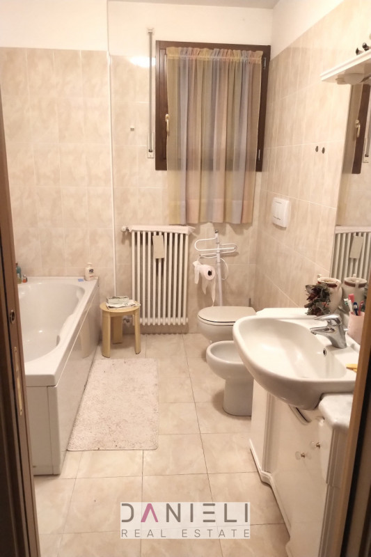 Arzignano: in centro storico disponiamo di spaziosissimo tricamere sito al piano primo di referen...