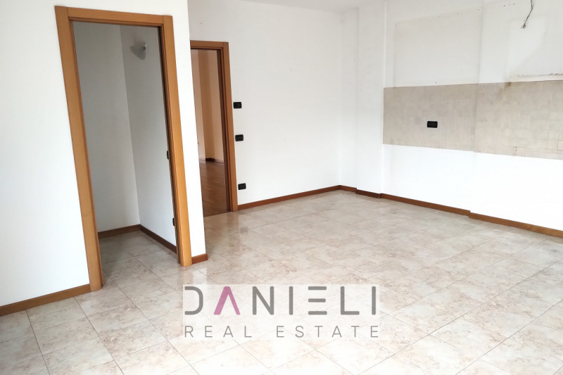 Arzignano: in centro storico disponiamo di spaziosissimo tricamere sito al piano primo di referen...