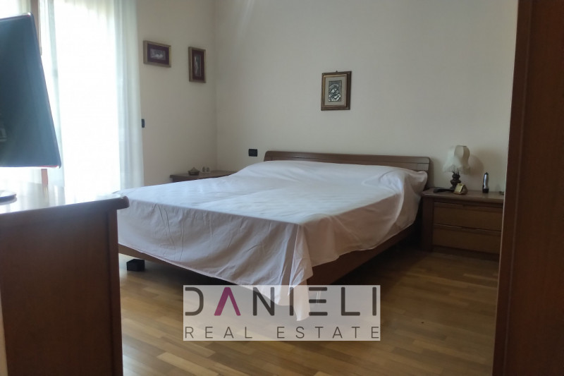 Arzignano: in centro storico disponiamo di spaziosissimo tricamere sito al piano primo di referen...