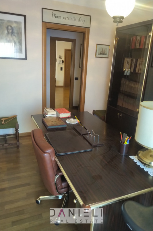 Arzignano: in centro storico disponiamo di spaziosissimo tricamere sito al piano primo di referen...