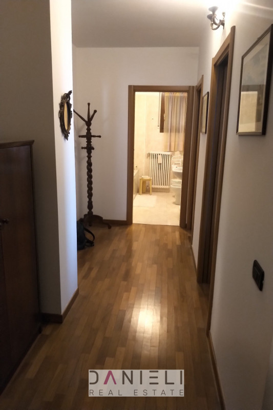 Arzignano: in centro storico disponiamo di spaziosissimo tricamere sito al piano primo di referen...