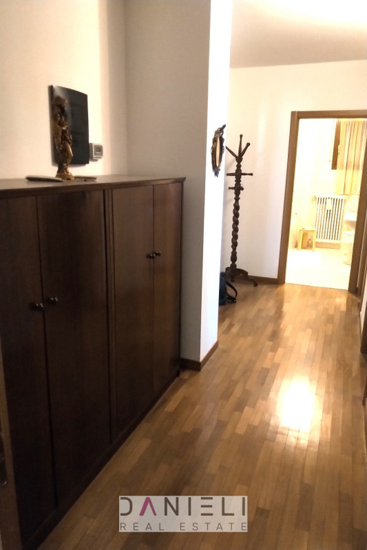 Arzignano: in centro storico disponiamo di spaziosissimo tricamere sito al piano primo di referen...