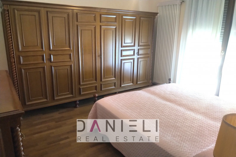 Arzignano: in centro storico disponiamo di spaziosissimo tricamere sito al piano primo di referen...