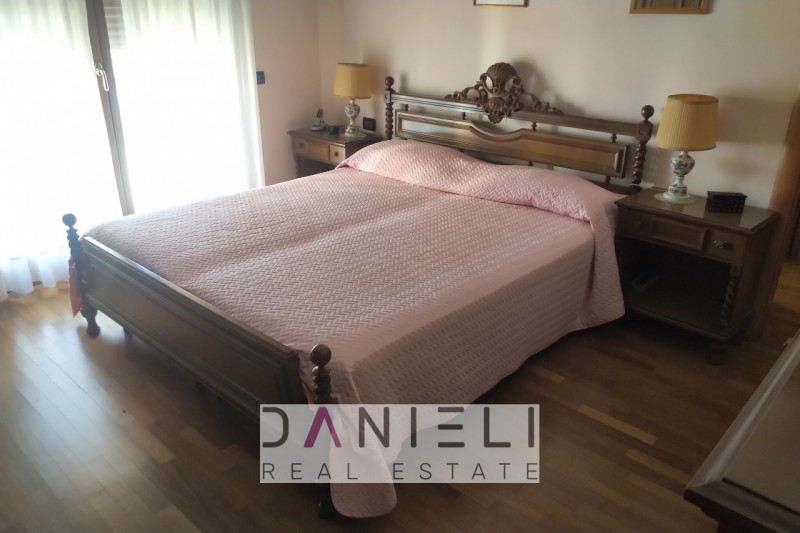 Arzignano: in centro storico disponiamo di spaziosissimo tricamere sito al piano primo di referen...