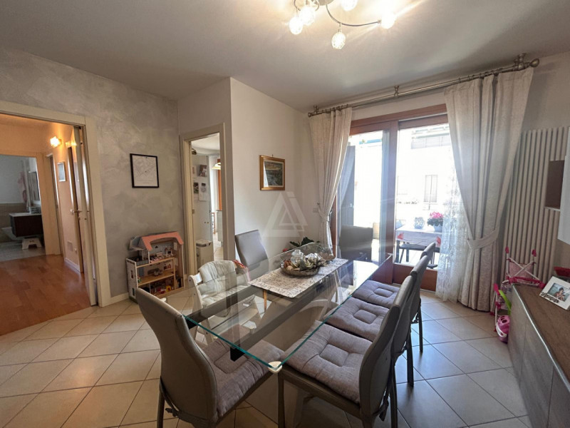 L'agenzia Iris è lieta di presentare un affascinante appartamento quadrilocale situato a Castelfr...