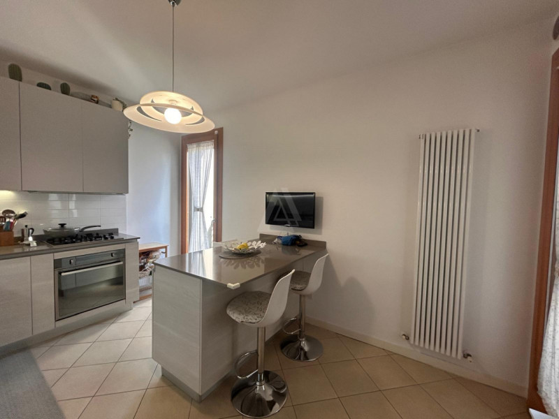 L'agenzia Iris è lieta di presentare un affascinante appartamento quadrilocale situato a Castelfr...