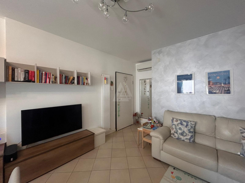 L'agenzia Iris è lieta di presentare un affascinante appartamento quadrilocale situato a Castelfr...