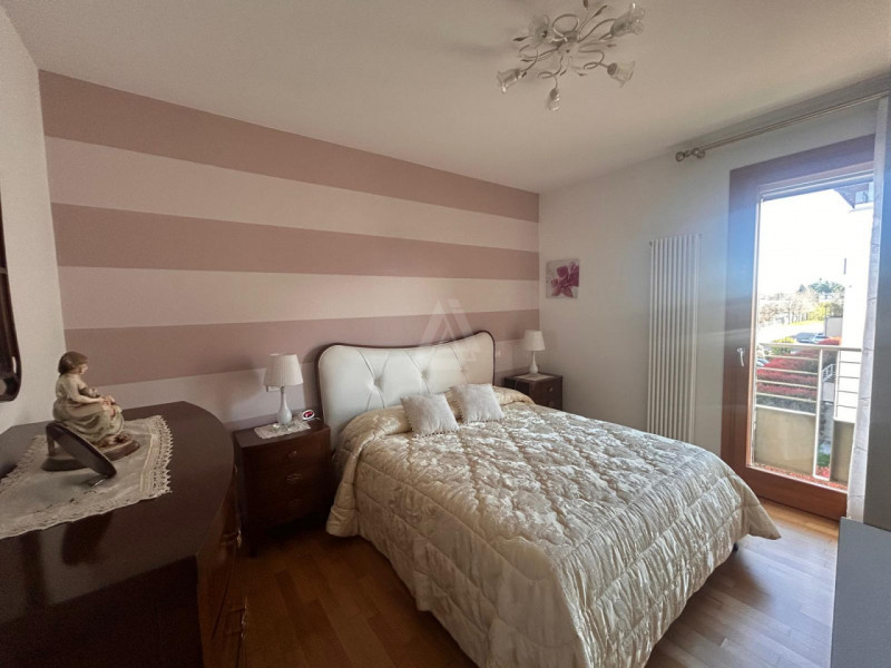 L'agenzia Iris è lieta di presentare un affascinante appartamento quadrilocale situato a Castelfr...