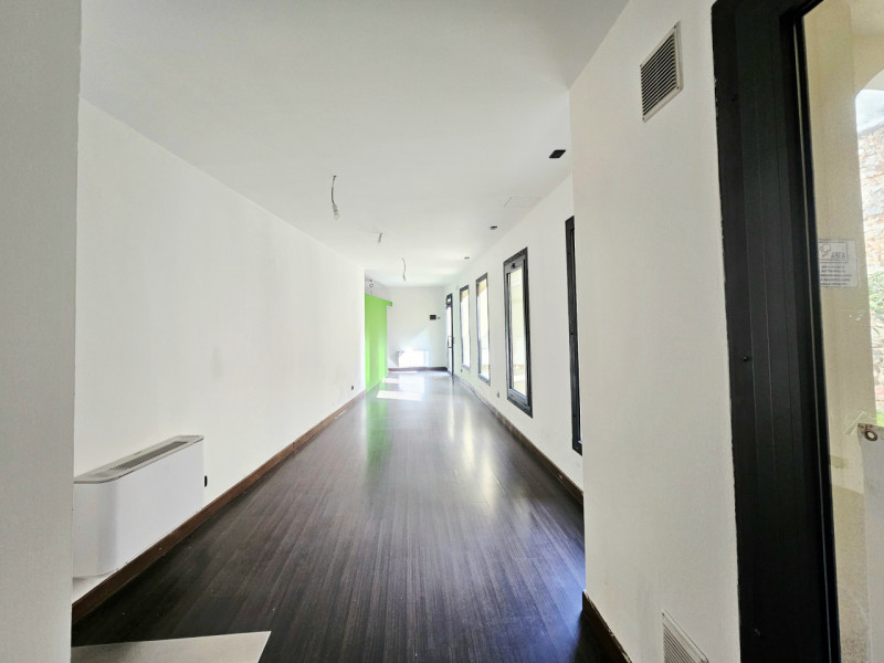 Proponiamo in affitto un interessante locale commerciale situato a Este, ideale per chi desidera ...