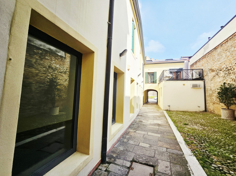 Proponiamo in affitto un interessante locale commerciale situato a Este, ideale per chi desidera ...