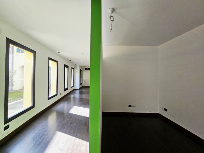 Proponiamo in affitto un interessante locale commerciale situato a Este, ideale per chi desidera ...