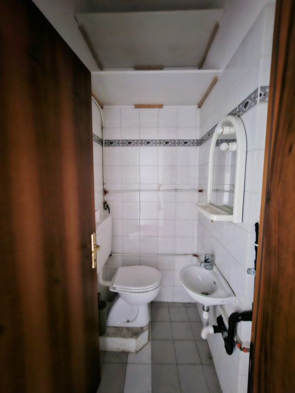 Proponiamo in affitto un interessante locale commerciale situato a Este, ideale per chi desidera ...