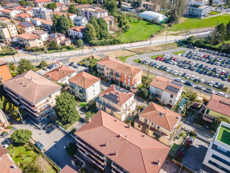 Porzione di Bifamiliare in orizzontale con ingresso e giardino privato.
L’abitazione si sviluppa ...