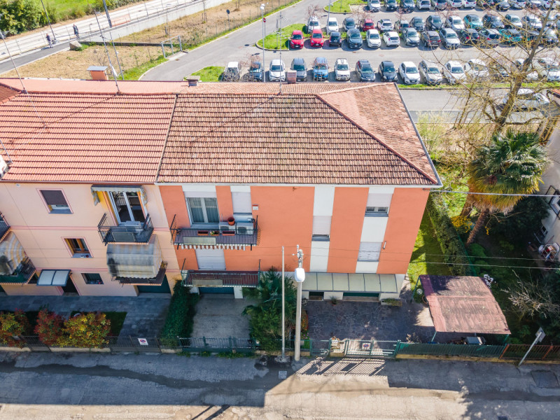 Porzione di Bifamiliare in orizzontale con ingresso e giardino privato.
L’abitazione si sviluppa ...