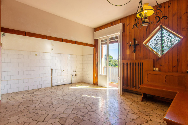 Porzione di Bifamiliare in orizzontale con ingresso e giardino privato.
L’abitazione si sviluppa ...