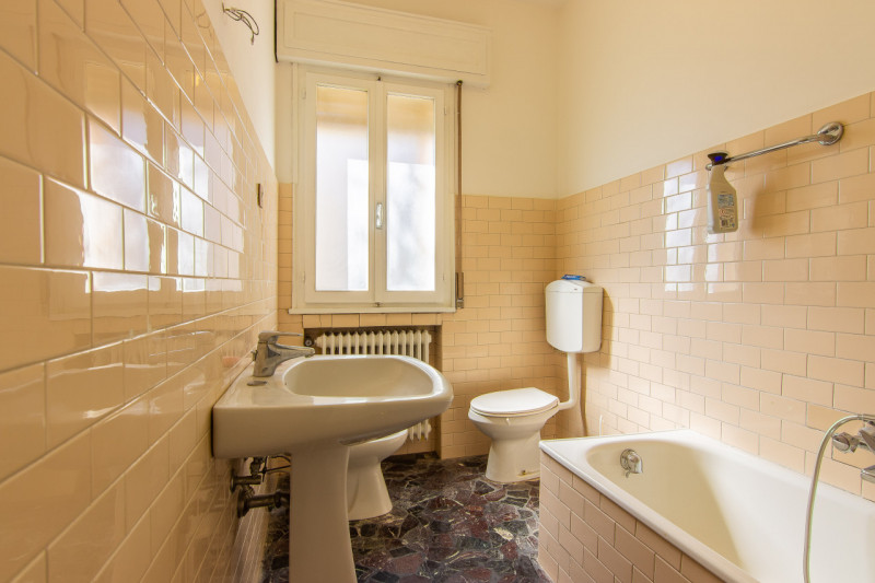 Porzione di Bifamiliare in orizzontale con ingresso e giardino privato.
L’abitazione si sviluppa ...