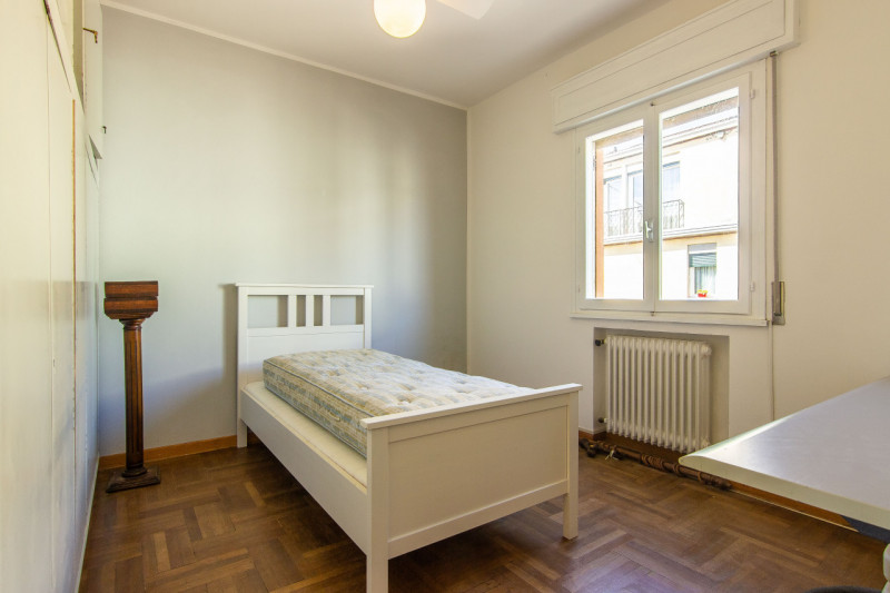 Porzione di Bifamiliare in orizzontale con ingresso e giardino privato.
L’abitazione si sviluppa ...