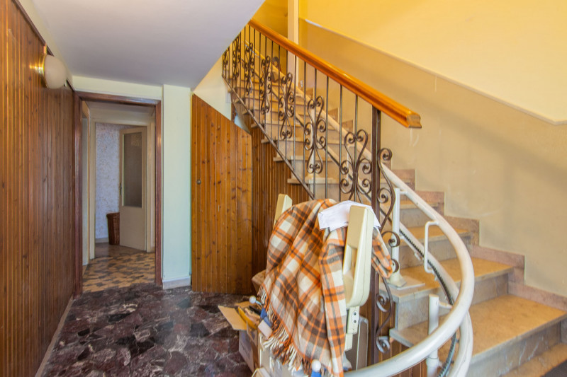 Porzione di Bifamiliare in orizzontale con ingresso e giardino privato.
L’abitazione si sviluppa ...