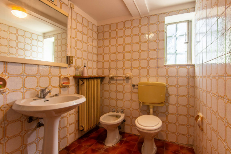 Porzione di Bifamiliare in orizzontale con ingresso e giardino privato.
L’abitazione si sviluppa ...