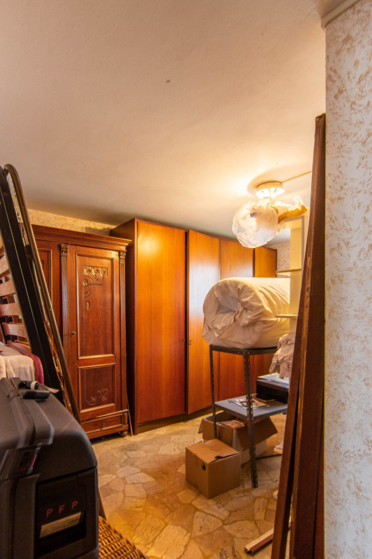 Porzione di Bifamiliare in orizzontale con ingresso e giardino privato.
L’abitazione si sviluppa ...