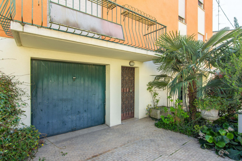 Porzione di Bifamiliare in orizzontale con ingresso e giardino privato.
L’abitazione si sviluppa ...