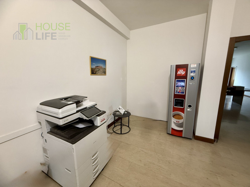 VICENZA OVEST: proponiamo in affitto un UFFICIO di circa 180 mq, situato al secondo piano servito...