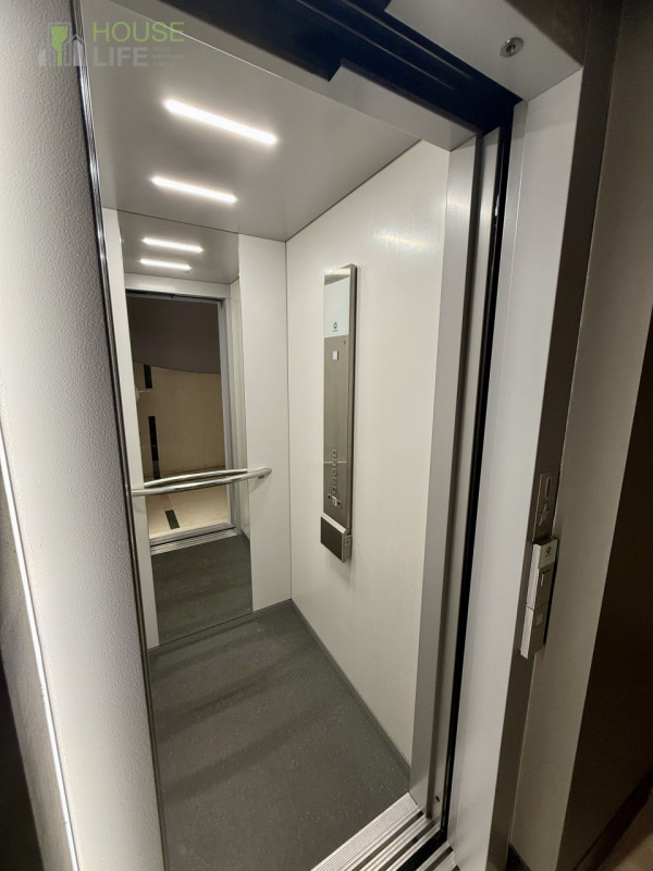 VICENZA OVEST: proponiamo in affitto un UFFICIO di circa 180 mq, situato al secondo piano servito...