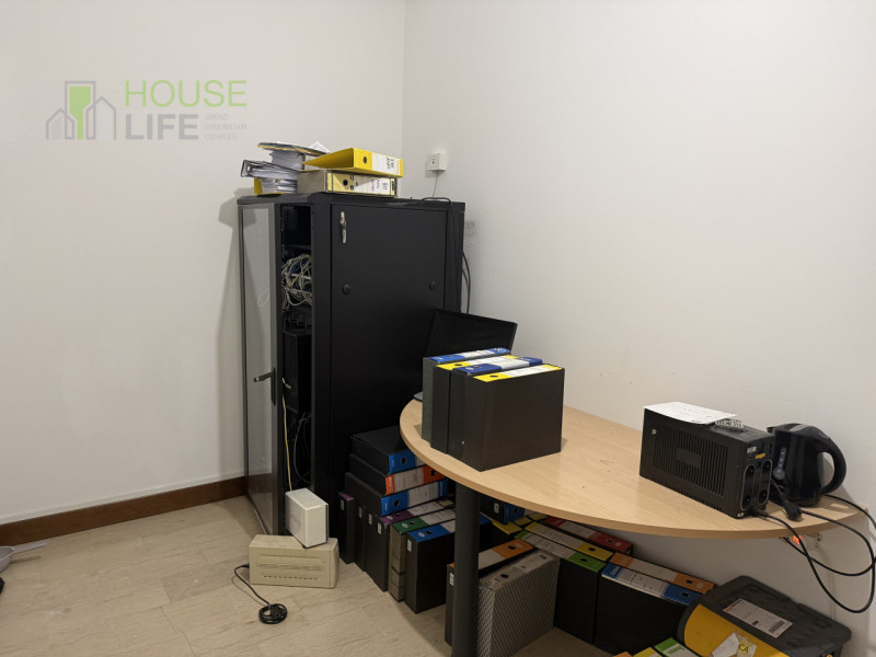 VICENZA OVEST: proponiamo in affitto un UFFICIO di circa 180 mq, situato al secondo piano servito...