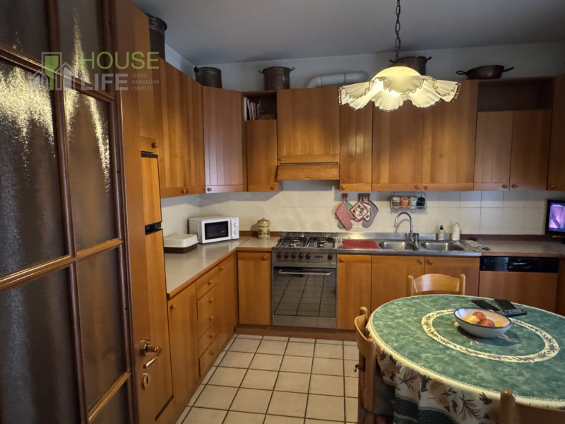 CARRE' - Loc. Pra Secco: all'interno di un residence in zona residenziale tranquilla e ricercata,...